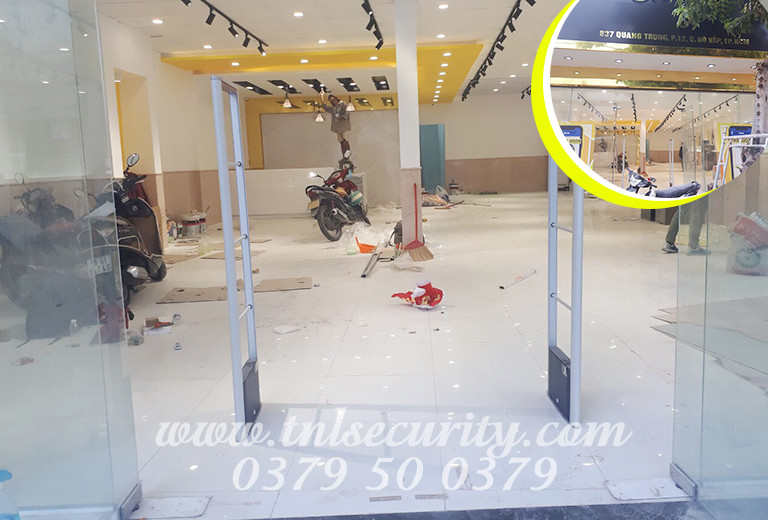 thi-cong-cong-tu-an-ninh-cho-cua-hang-thoi-trang-tai-go-vap